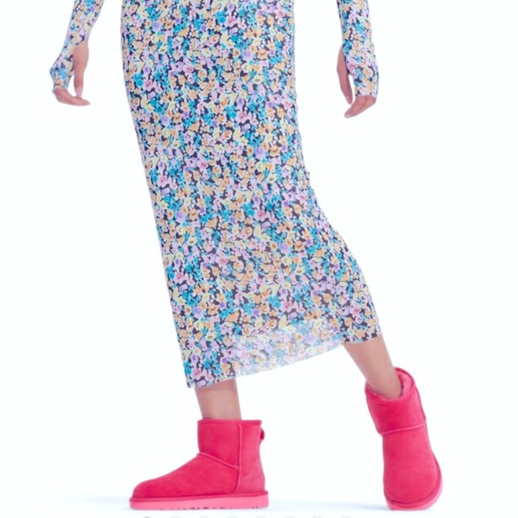 UGG Classic Mini II Shearling Boot - Picture 3 of 17